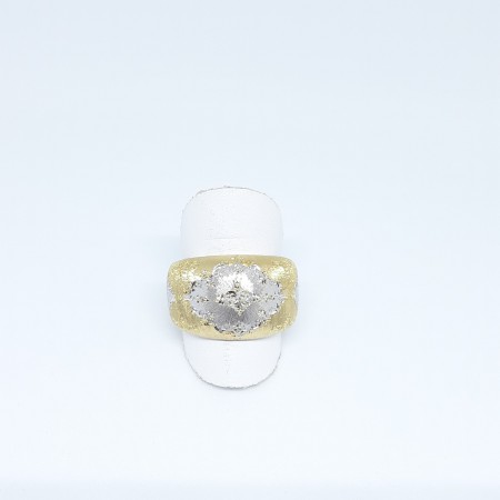 Fascia bombata in oro 18Kt con incisione a bulino ornato fiorentino, rombi incisi effetto raggiera.